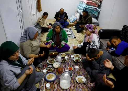 FOTO: kā mēnesi pēc zemestrīces Turcijā dzīvo tie, kuriem stihija atņēmusi mājas