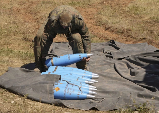 Munīcijas trūkuma dēļ krievu rezervisti cīņā ar Ukrainu izmanto lāpstas