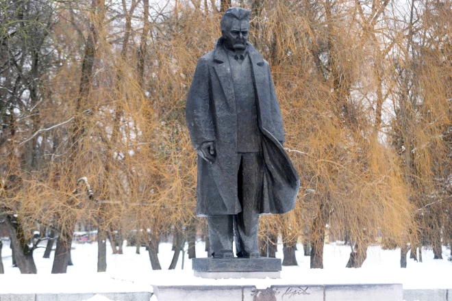 1982. gadā uzslietais piemineklis Andrejam Upītim iepretim Kongresu namam ir vismilzīgākais no padomju okupācijas laika saglabājušamies totalitārisma “varoņu” cildinošiem pieminekļiem Rīgā.