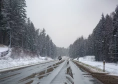 Autovadītāju ievērībai: daudzviet Latvijā autoceļi ir sniegoti un apledojuši