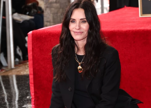 Kortnija Koksa, atklājot savu zvaigzni Holivudas Slavas alejā.