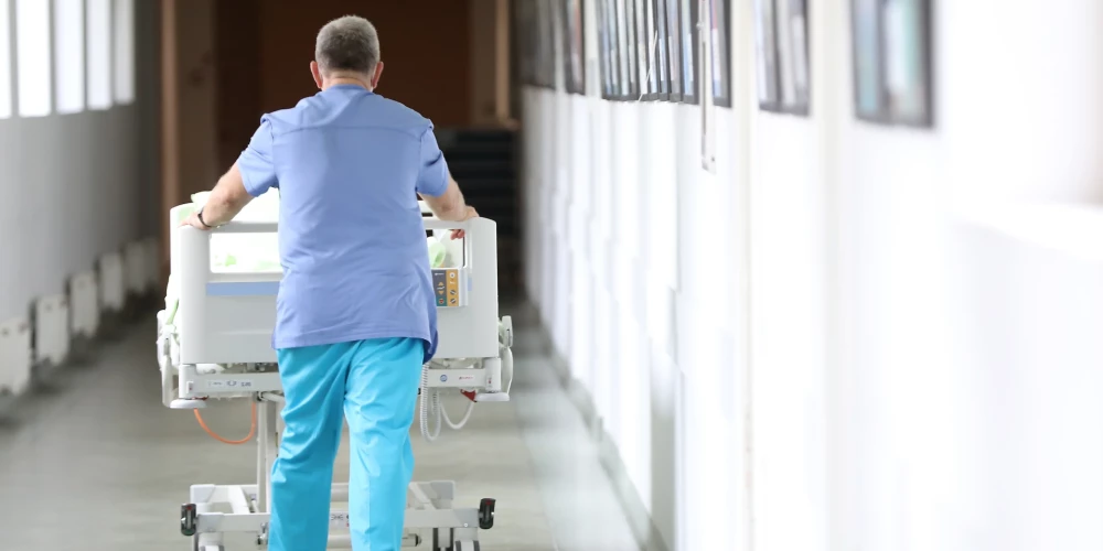 Nepieredzēti garas rindas, masveida nozares pamešana: veselības aprūpē strādājošie sāk gatavoties ārkārtas situācijai medicīnā