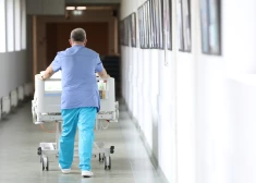 Nepieredzēti garas rindas, masveida nozares pamešana: veselības aprūpē strādājošie sāk gatavoties ārkārtas situācijai medicīnā