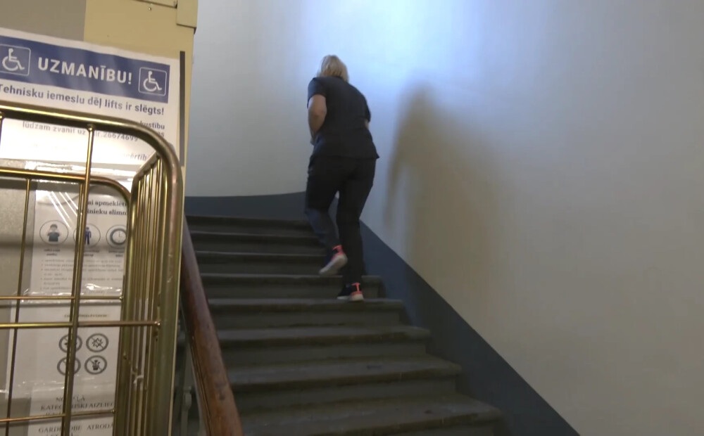 Stradiņa slimnīca algo darbiniekus, kuru uzdevums - nēsāt pacientus pa kāpnēm. Lifts nestrādā