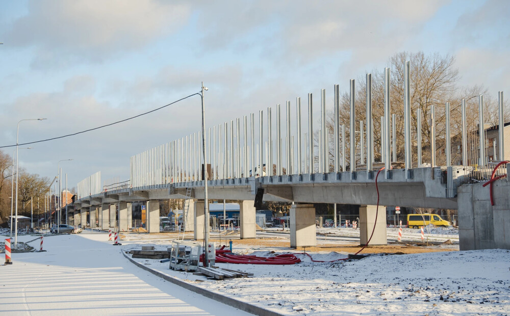 FOTO: vienu no Rīgas lielākajiem satiksmes infrastruktūras projektiem turpina realizēt arī ziemā