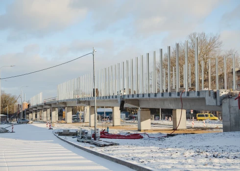 FOTO: vienu no Rīgas lielākajiem satiksmes infrastruktūras projektiem turpina realizēt arī ziemā