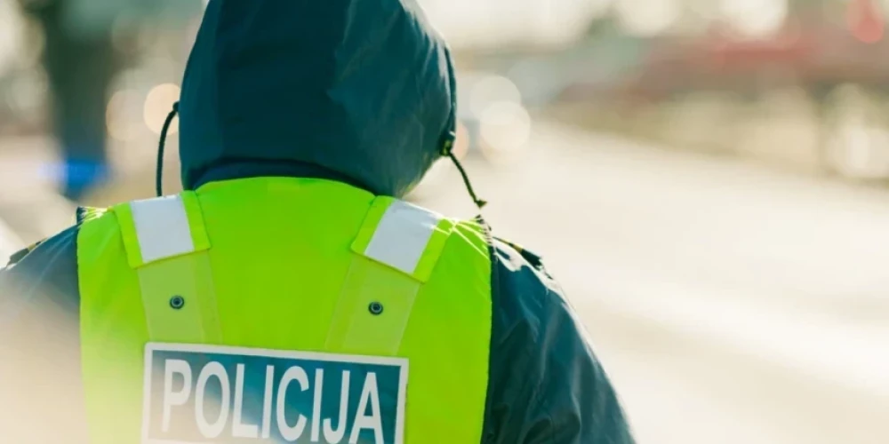 Полиция остановила в Риге водителя без прав и обнаружила в его машине пассажира, которому грозит до 15 лет тюрьмы