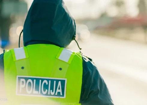Полиция остановила в Риге водителя без прав и обнаружила в его машине пассажира, которому грозит до 15 лет тюрьмы