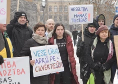 FOTO: pārdesmit dalībnieku "Par!" sarīkotā piketā pie Saeimas prasa lielāku finansējumu veselības nozarei
