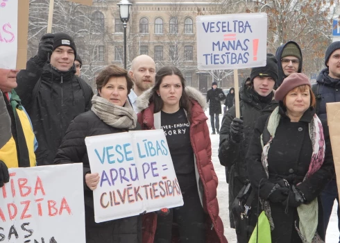 FOTO: pārdesmit dalībnieku "Par!" sarīkotā piketā pie Saeimas prasa lielāku finansējumu veselības nozarei