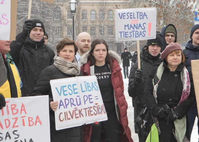 FOTO: pārdesmit dalībnieku "Par!" sarīkotā piketā pie Saeimas prasa lielāku finansējumu veselības nozarei