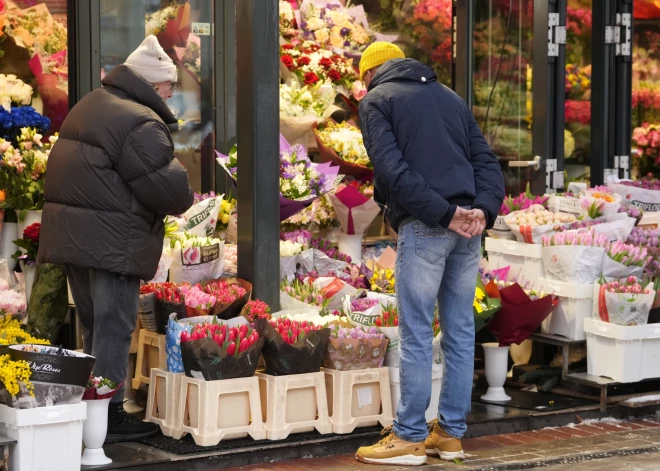 ФОТО: несмотря на снег и холод, рижане скупают цветы в честь 8 Марта