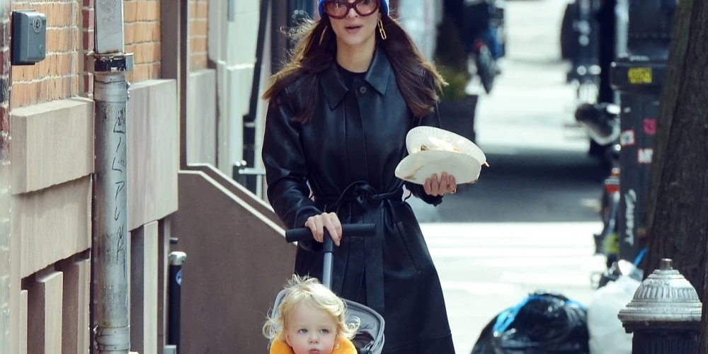 Эмили Ратажковски с сыном