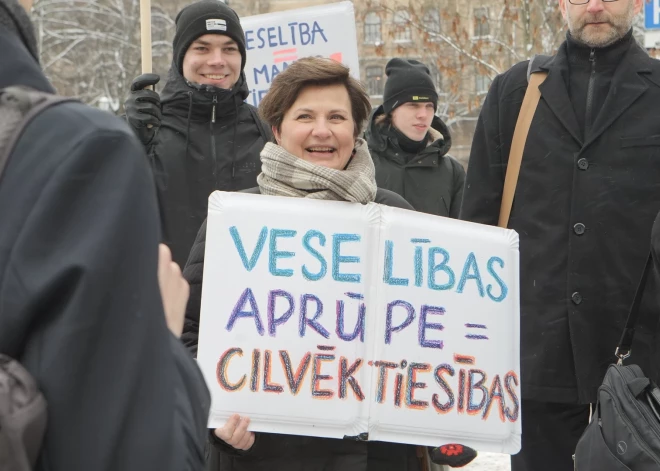  Otrdienas rītā pārdesmit aktīvisti bija pulcējušies uz Saeimā nepārstāvētās partijas "Par!" rīkoto piketu, kurā tiek prasīts lielāks finansējums veselības nozarei.