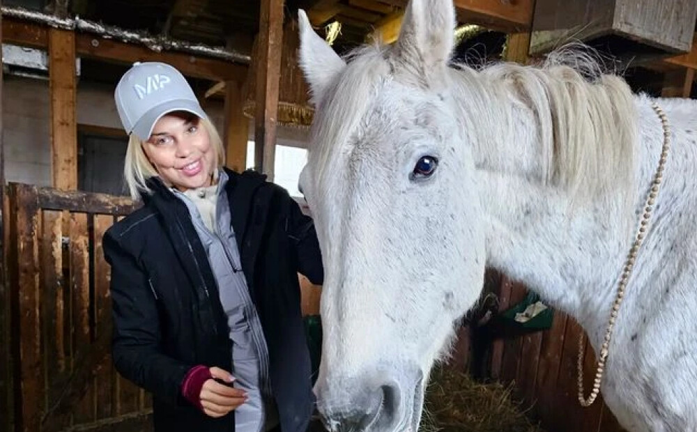 Samanta Tīna no ceļojuma savam zirgam atved svētītas krelles