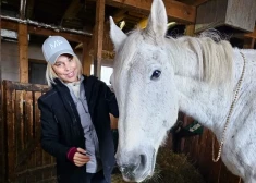 Samanta Tīna no ceļojuma savam zirgam atved svētītas krelles