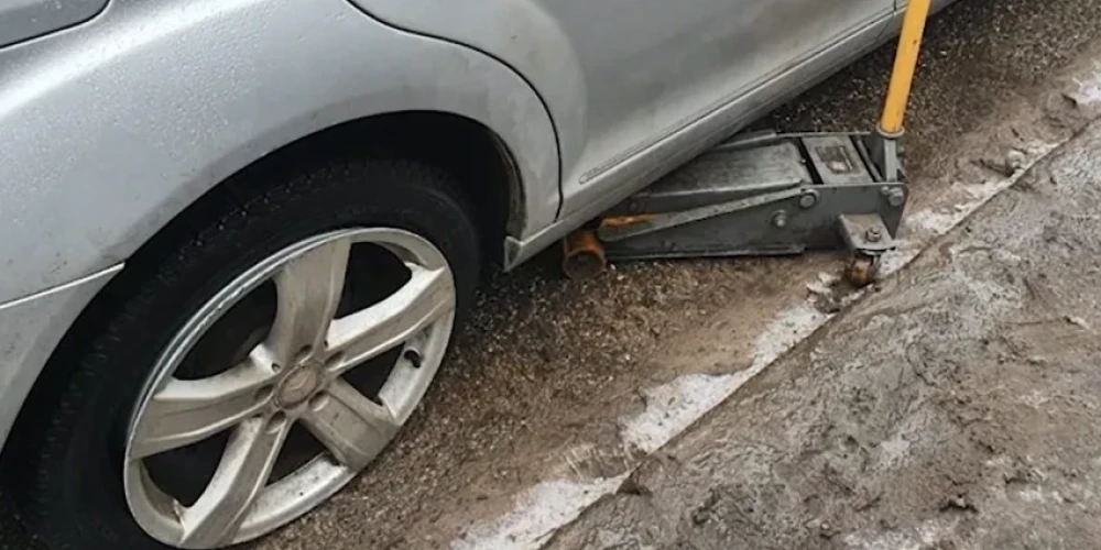   Ямы на дорогах: автомобилистка отсудила у Риги компенсацию в размере 1800 евро за разбитую машину