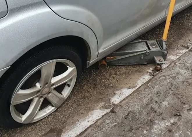 Ямы на дорогах: автомобилистка отсудила у Риги компенсацию в размере 1800 евро за разбитую машину