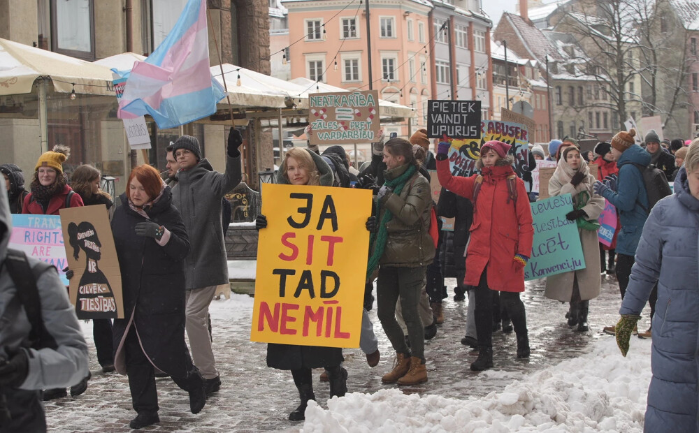 FOTO: sievietes Rīgā atzīmē 8. martu, dodoties kopīgā solidaritātes gājienā