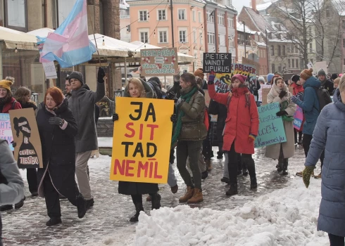 FOTO: sievietes Rīgā atzīmē 8. martu, dodoties kopīgā solidaritātes gājienā