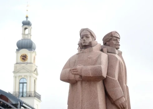 Piemineklis latviešu strēlniekiem.