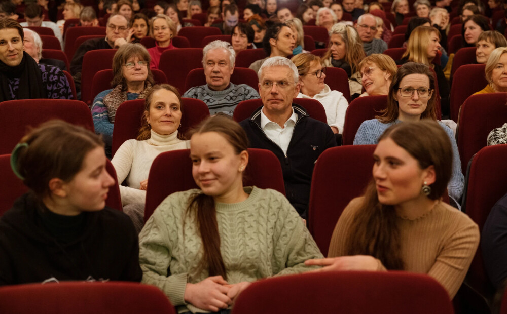 FOTO: ļaudis pulcējas skatīt Unas Celmas ilgus gadus veidotās dokumentālās filmas 