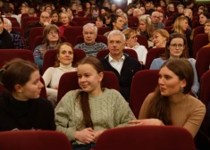 FOTO: ļaudis pulcējas skatīt Unas Celmas ilgus gadus veidotās dokumentālās filmas "1960. gada meitenes" pirmizrādi