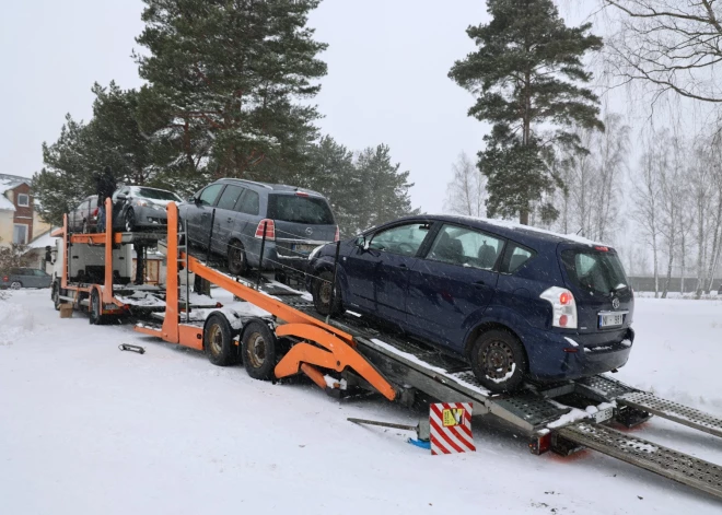 Uz Ukrainu dodas pirmās astoņas dzērājšoferiem konfiscētās automašīnas