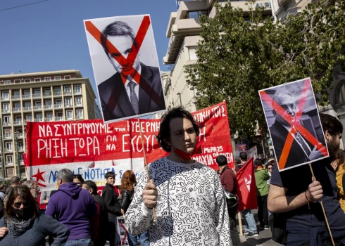 2023. gada 8. marts, Grieķija, Atēnas: valsts sektora arodbiedrību locekļi un pilsoņi protestē 24 stundu vispārējā streika laikā Atēnās. 