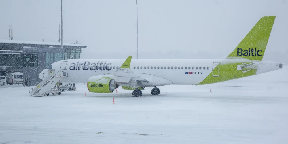 Lidostā "Rīga" noticis negadījums ar "airBaltic" lidmašīnu