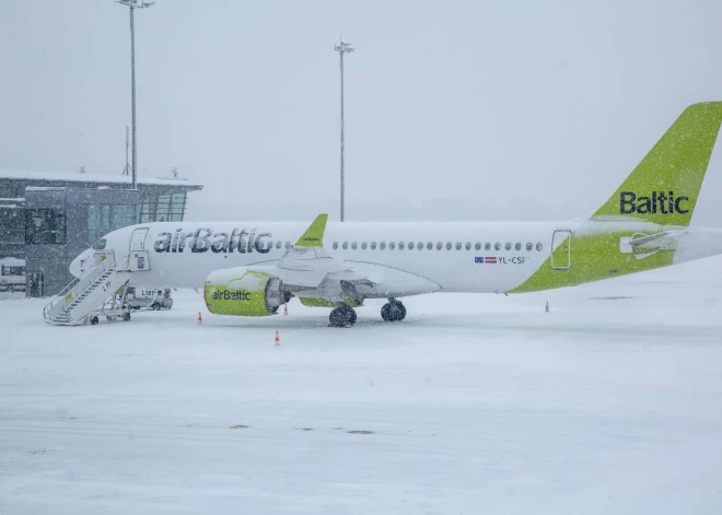 Lidostā "Rīga" noticis negadījums ar "airBaltic" lidmašīnu