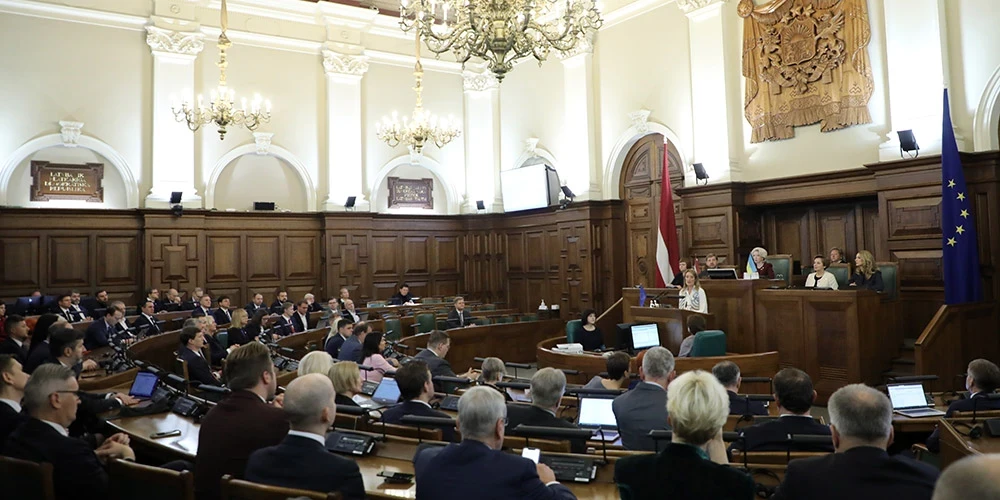 Saeimā ieilgst debates par valsts 2023. gada budžeta projektu; noraida priekšlikumus par papildu finansējumu veselībai aprūpei