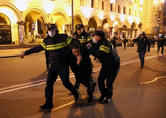 Gruzijas policijas specvienības Tbilisi izdzenājušas protestētājus pret "ārvalstu aģentu" likumu