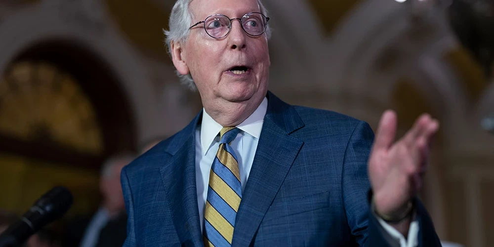 81 gadu vecais Mičs Makonels privātu vakariņu laikā paklupis un kritis.