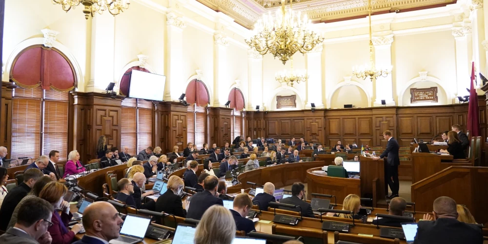 Saeima pēc diennakts garas sēdes pieņem 2023. gada budžetu