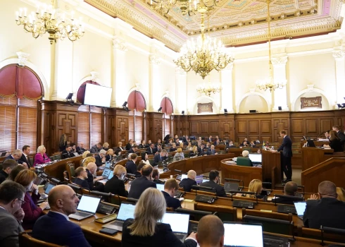 Saeima pēc diennakts garas sēdes pieņem 2023. gada budžetu