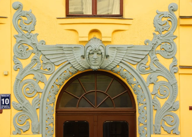 Тайны рижских подъездов. В центре югендстиля открылась выставка керамической плитки эпохи модерна