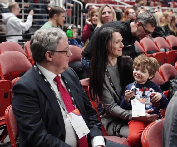 Laimīgā ģimene – Žoržs Siksna, viņa sieva Anna un abu dēls Jēkabs. Viņi kopā vēroja Latvijas basketbola izlases pēdējo spēli 2023. gada Pasaules kausa kvalifikācijas turnīrā.