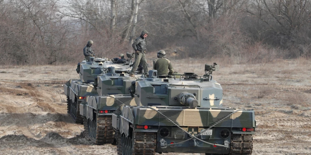 Polija ceturtdien paziņoja, ka ir piegādājusi Ukrainai vēl desmit apsolītos tankus "Leopard 2A4".