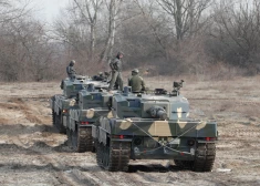 Polija ceturtdien paziņoja, ka ir piegādājusi Ukrainai vēl desmit apsolītos tankus "Leopard 2A4".