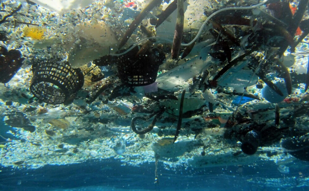 FOTO: pasaules ūdeņus piepilda triljoniem atkritumu gabalu