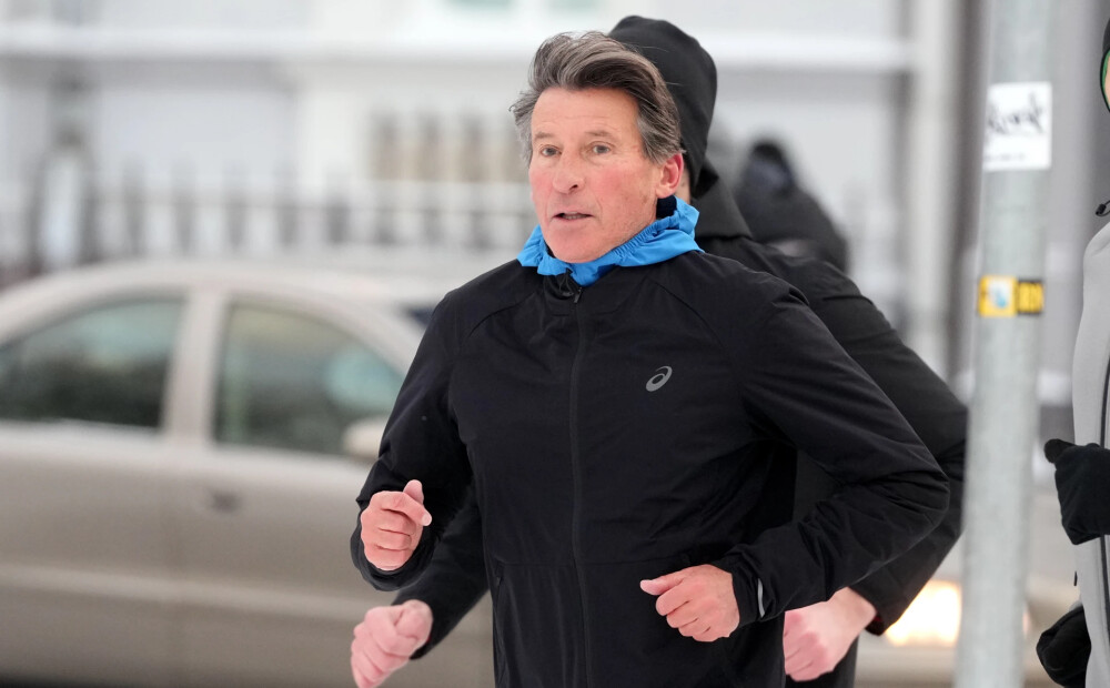 FOTO: divkārtējais olimpiskais čempions rīta agrumā sniegotajā Rīgā skrien krosu