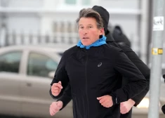 FOTO: divkārtējais olimpiskais čempions rīta agrumā sniegotajā Rīgā skrien krosu