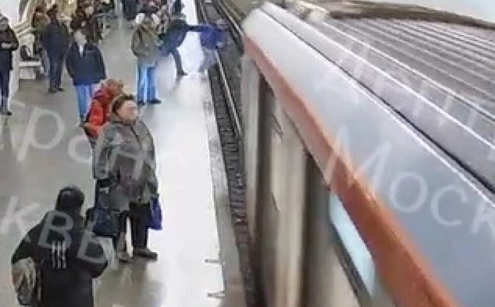 VIDEO: dzimis laimes krekliņā — zem metro vilciena pagrūstais pusaudzis tiek sveikā ar izbīli