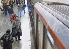 VIDEO: dzimis laimes krekliņā — zem metro vilciena pagrūstais pusaudzis tiek sveikā ar izbīli