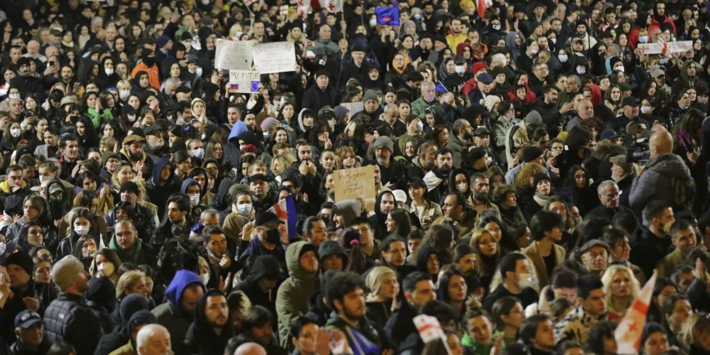 Gruzijā protestē vismaz 30 000 cilvēku