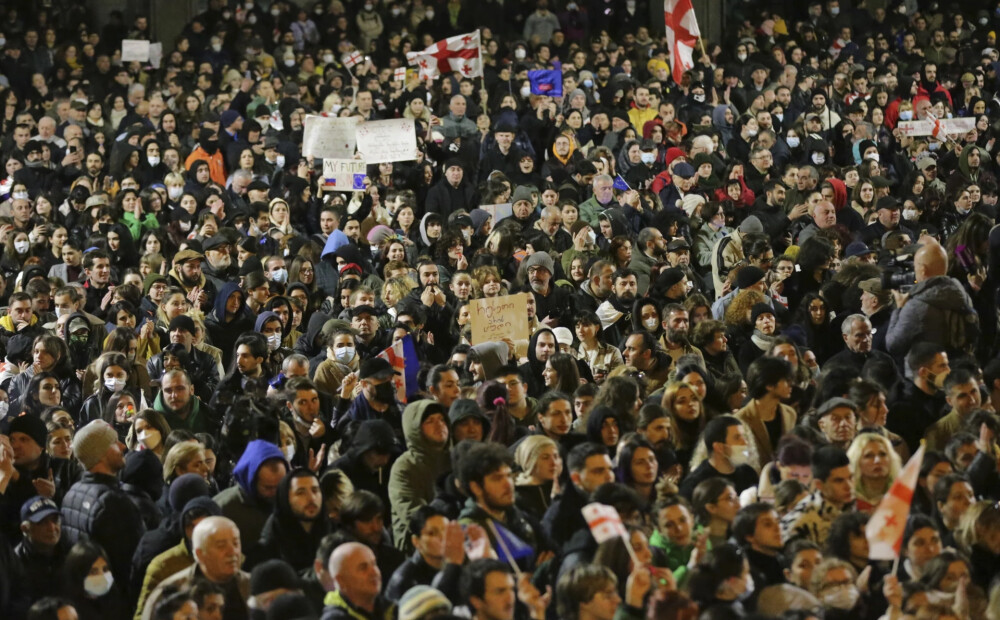 Gruzijā protestē vismaz 30 000 cilvēku