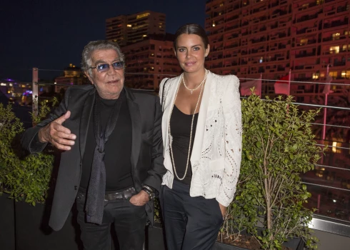 Mazuli sagaidījuši 82 gadus vecais modes guru Roberto Kavalli un viņa mīļotā modele Sandra; šis viņam ir sestais bērns