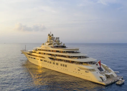 Яхта российского миллиардера Алишера Усманова Dilbar, арестованная в Германии. (Фото: Action Press/ Vida Press)