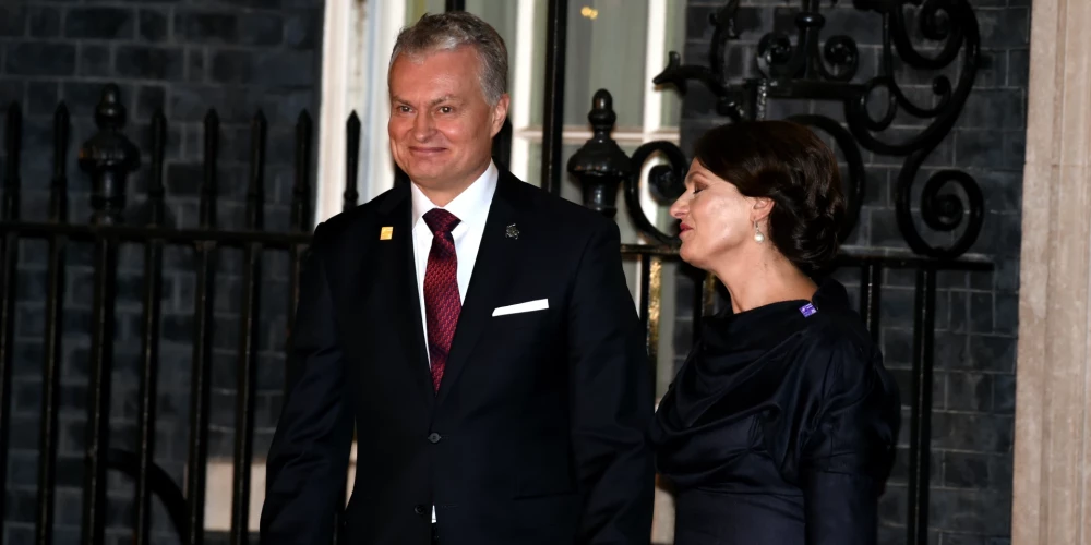 Lietuvas prezidents Nausēda izpelnās ovācijas, atraktīvi noskūpstot savu sievu